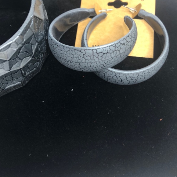 New Crackled look gray earrings/ bracelet 5/$20❤️ - Picture 2 of 2